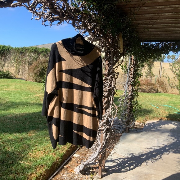 CHICO‘s SWEATER - Picture 1 of 2